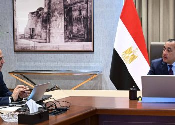 رئيس الوزراء يستعرض مع وزير الري مستجدات عددٍ من مشروعات الوزارة