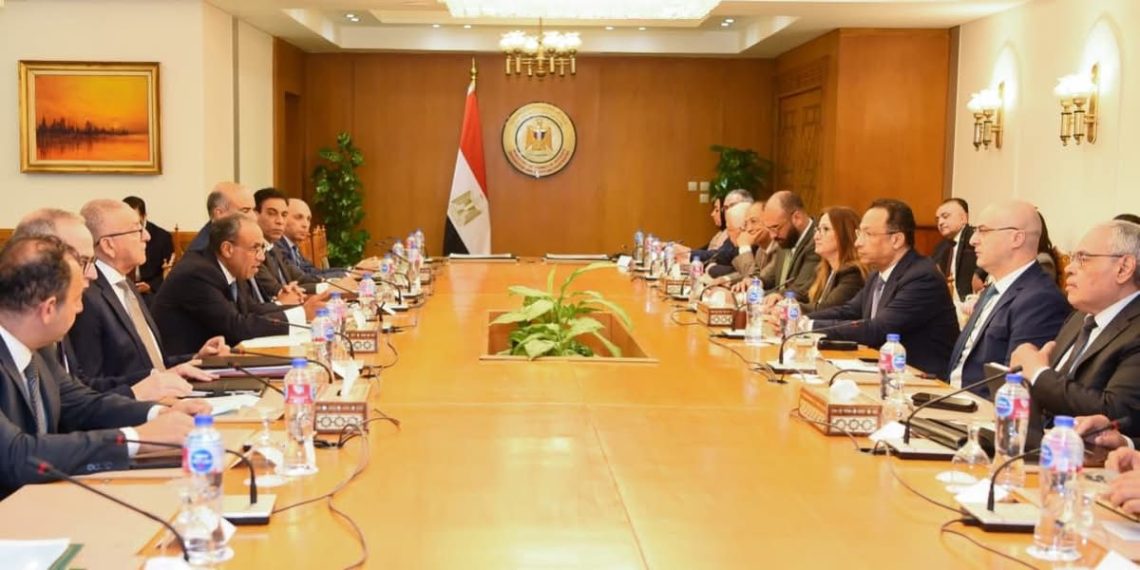 وزيرا الخارجية والاتصالات يناقشان التحول الرقمي والخدمات القنصلية ويطلقان طابع البريد التذكاري للمئوية الثانية لوزارة الخارجية