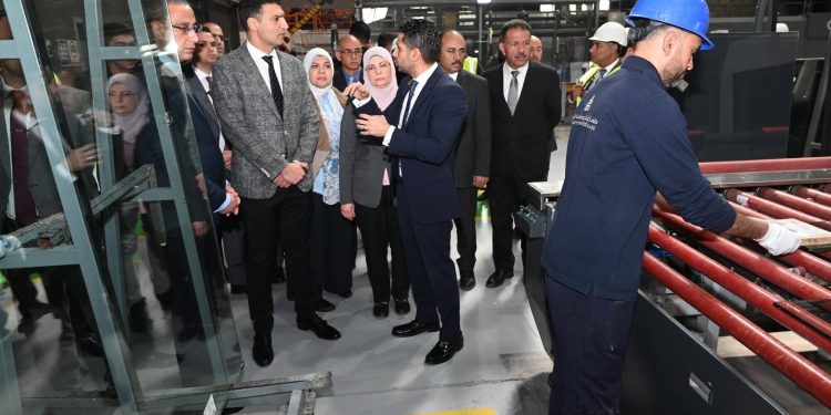 وزير الصناعة ومحافظ الجيزة يتفقدان مصنع صناعة زجاج السيارات والألومنيوم  بمدينة السادس من أكتوبر