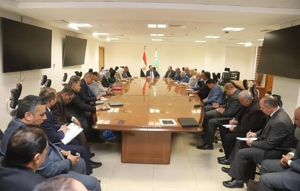 وزير الزراعة يجتمع مع قيادات الطب البيطري بالمحافظات.. ويؤكد: الطبيب البيطري خط الدفاع الأول