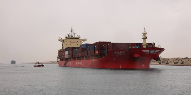 قناة السويس تشهد عبور 39 سفينة بإجمالي حمولات صافية 1.6 مليون طن اليوم الأربعاء