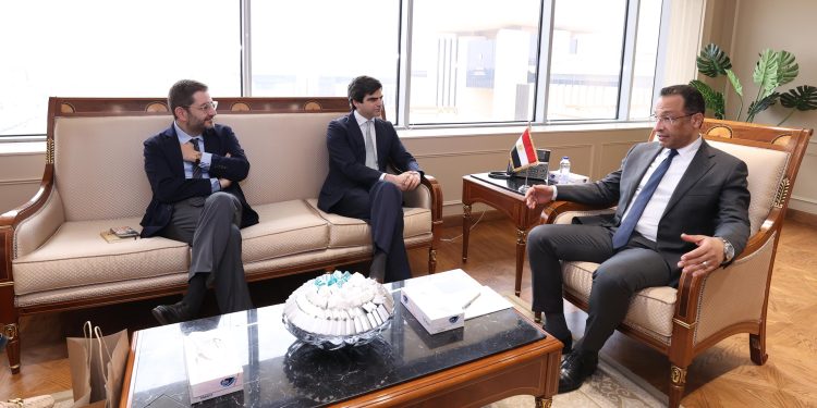 وزير الاتصالات يبحث مع جامعة IE الإسبانية تأهيل الشباب المصري في تخصصات التكنولوجيا المتقدمة