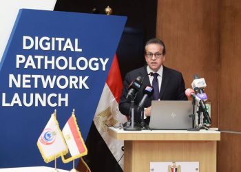 وزير الصحة يبحث إدخال الروبوتات الجراحية والذكاء الاصطناعي في جراحات العظام