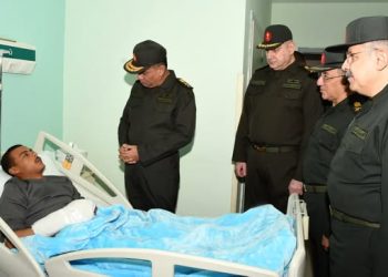 وزير الدفاع يزور عدد من المصابين بمجمع الجلاء الطبى للقوات المسلحة