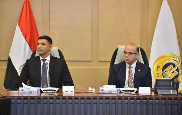 وزيرا الاستثمار يعقدان لقاءً موسعاً مع شركات الأدوية وممثلي المجلس التصديري للصناعات الطبية