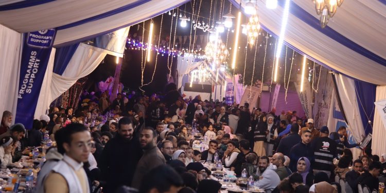 مجلس الشباب المصري ومشروع مسلمون حول العالم يحتفلان بليلة القدر بسد احتياجات 500 أسرة فلسطينية نازحة من قطاع غزة