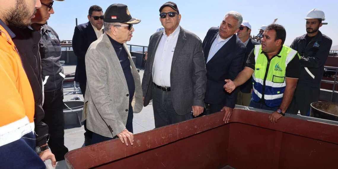 الفريق أسامة ربيع يتفقد ترسانة جنوب البحر الأحمر لمتابعة بناء القاطرات البحرية وسفن الصيد وتعزيز التصدير