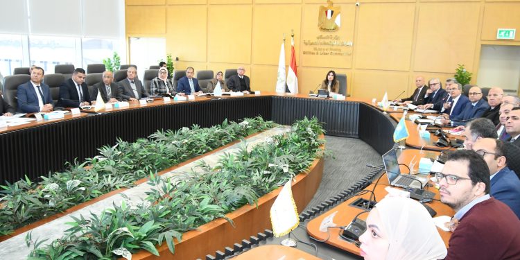 وزيرة الإسكان تترأس لجنة المرافق لمتابعة منظومة العمل بقطاع مياه الشرب والصرف الصحي بالمحافظات والمدن الجديدة