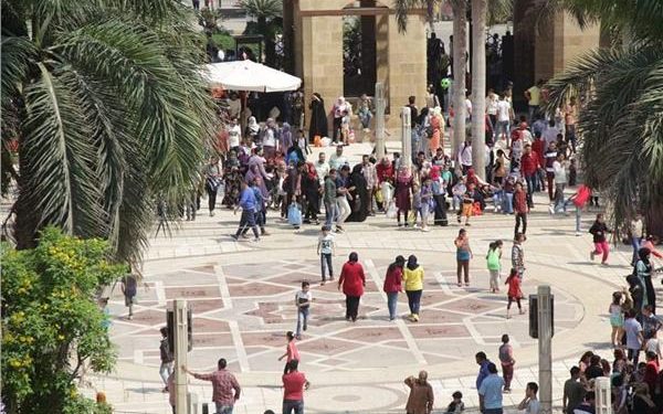 إقبال متزايد على «حديقة الأزهر» في ثاني أيام العيد بمشاركة لافتة للأجانب