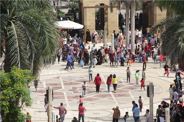 إقبال متزايد على «حديقة الأزهر» في ثاني أيام العيد بمشاركة لافتة للأجانب