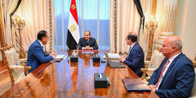 الرئيس السيسي يجتمع مع رئيس الوزراء ووزير المالية