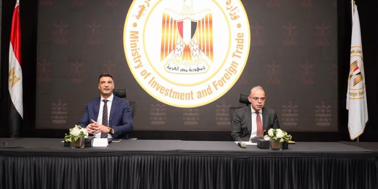 وزيرا الصناعة والاستثمار يبحثان مع عدد من بنوك الاستثمار تحديد مسارات تمويل مبتكرة لدعم الصناعة